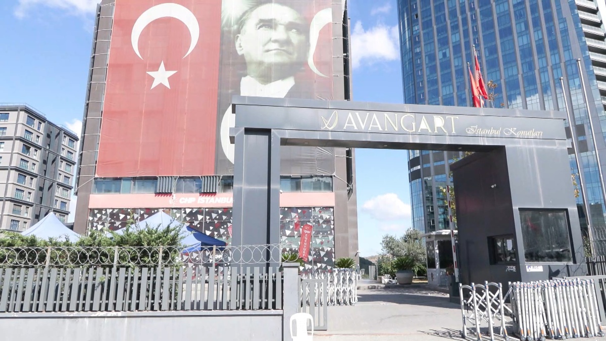 Gürsel Tekin, CHP'nin Eski İl Başkanlığı Binasında