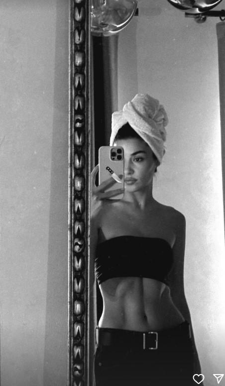 Hande Erçel's post-breakup bath pose: Abdominal muscles caught attention