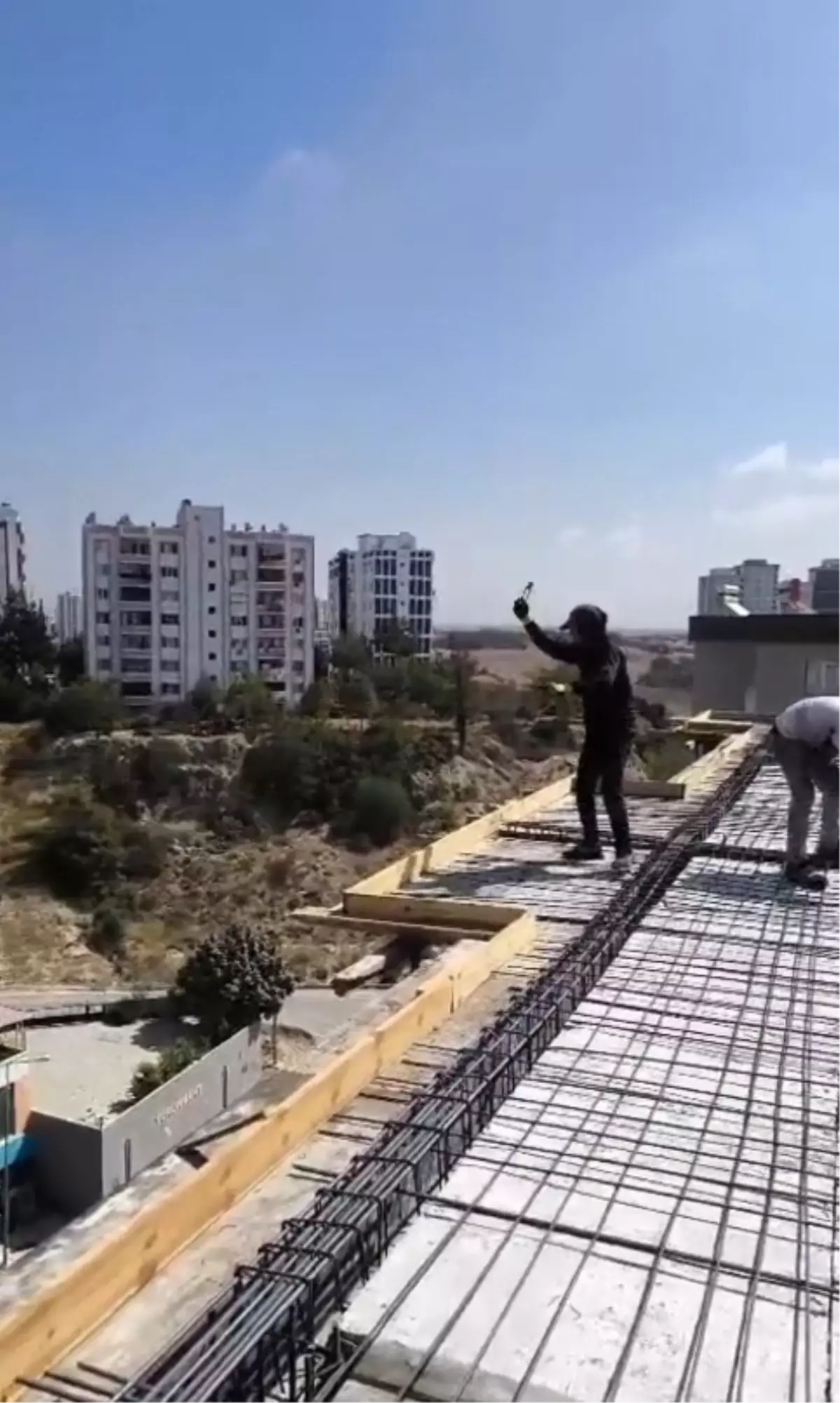 İnşaatta Güvenlik Önlemi Almadan Dans Eden İşçi Kameralara Yansıdı