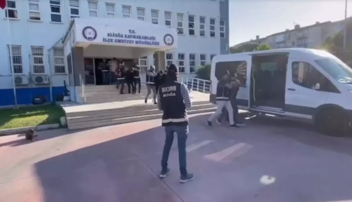 İzmir'de Eş Zamanlı Operasyon: 7 Gözaltı, Çok Sayıda Silah ve Uyuşturucu Ele Geçirildi