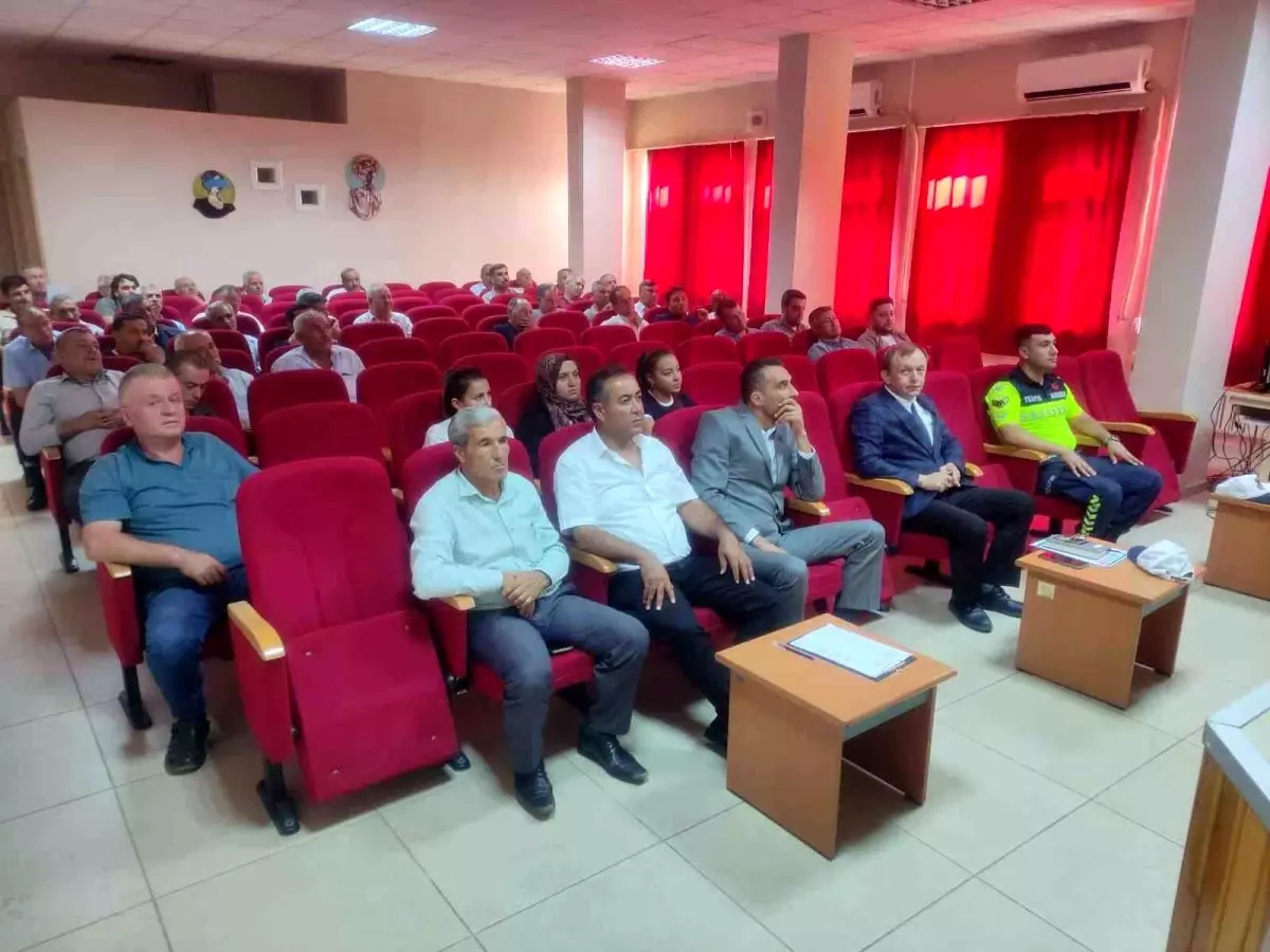 Karacasu'da Okul Servis Şoförlerine Trafik Eğitimi