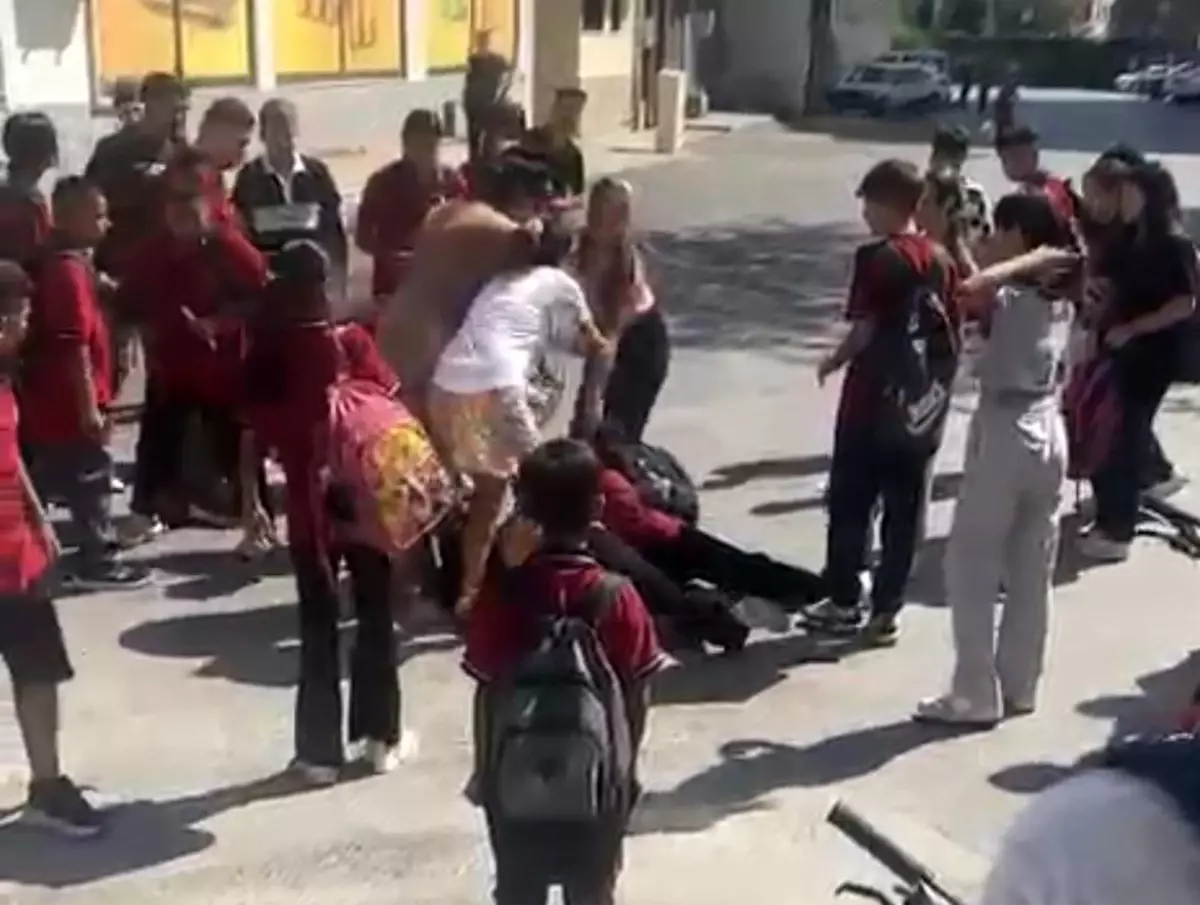 İzmir'de Akran Zorbalığı: 12 Yaşındaki Kız Çocuğu 10 Kişi Tarafından Darp Edildi
