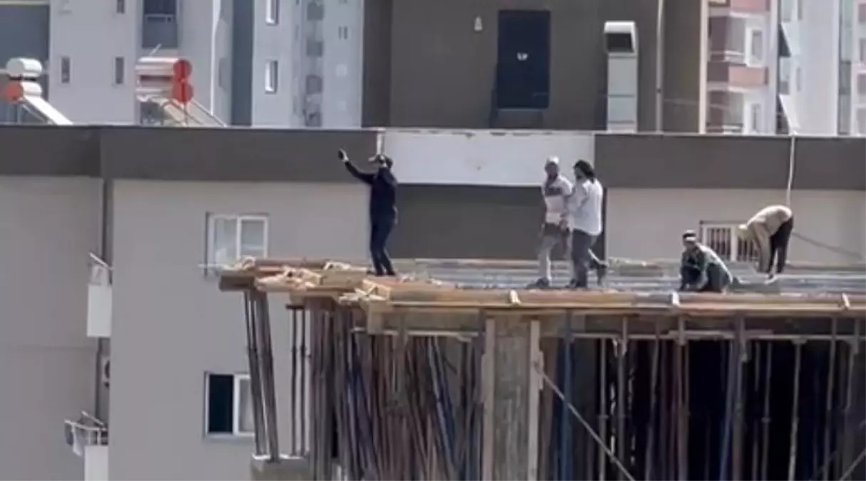 Adana'da İşçiler İnşaatta Müzik Eşliğinde Halay Çekti