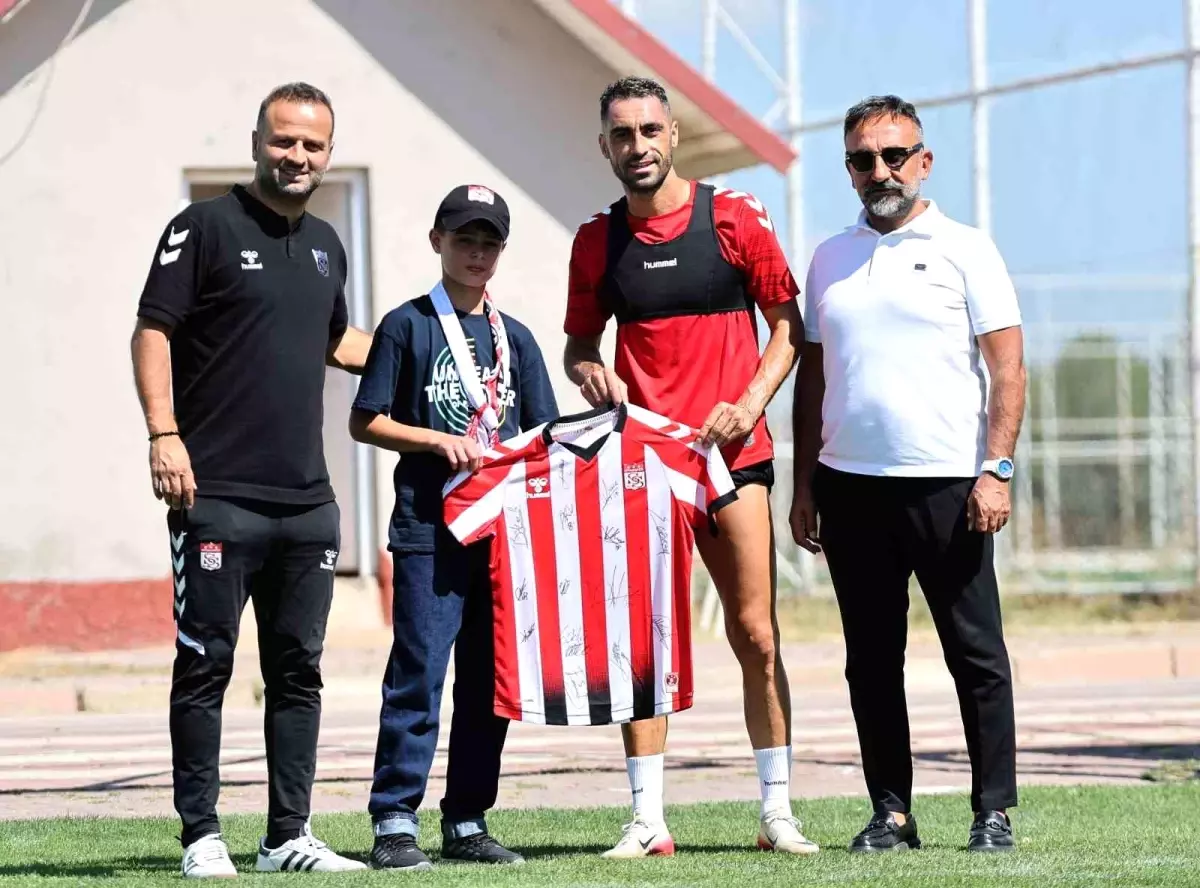 Pamuk Şeker Satarak Sivasspor Bileti Almak İsteyen Minik Taraftara Sürpriz