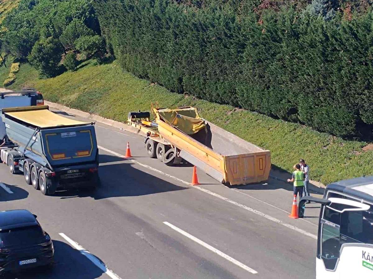 Sultanbeyli'de Hafriyat Kamyonu Üst Geçide Çarptı