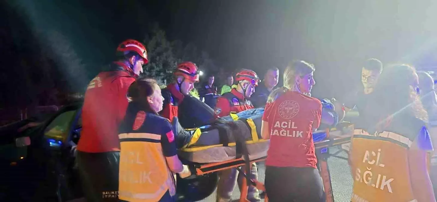 Susurluk'ta Kamyonla Çarpışan Tofaş Otomobilde 2 Yaralı