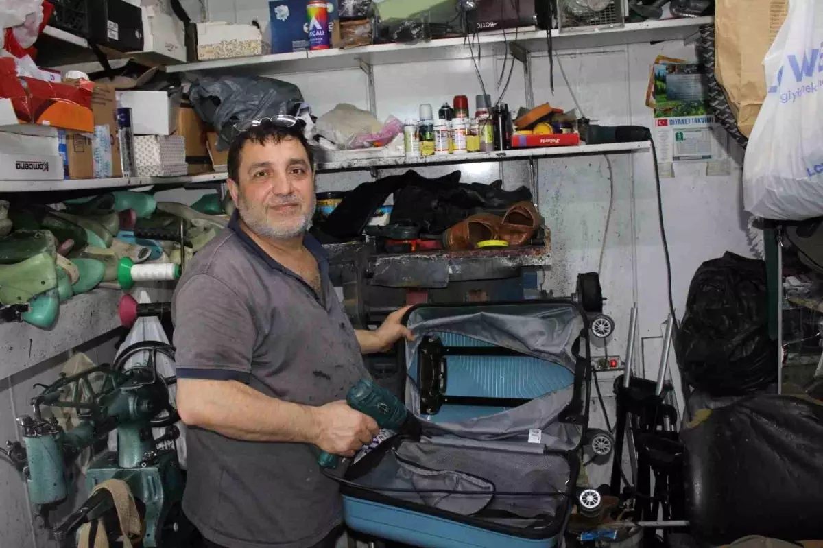 40 Yıldır Ayakkabı ve Çanta Tamiri Yapan Nuri Başar: 'Okullar Açılınca İşler Artıyor'
