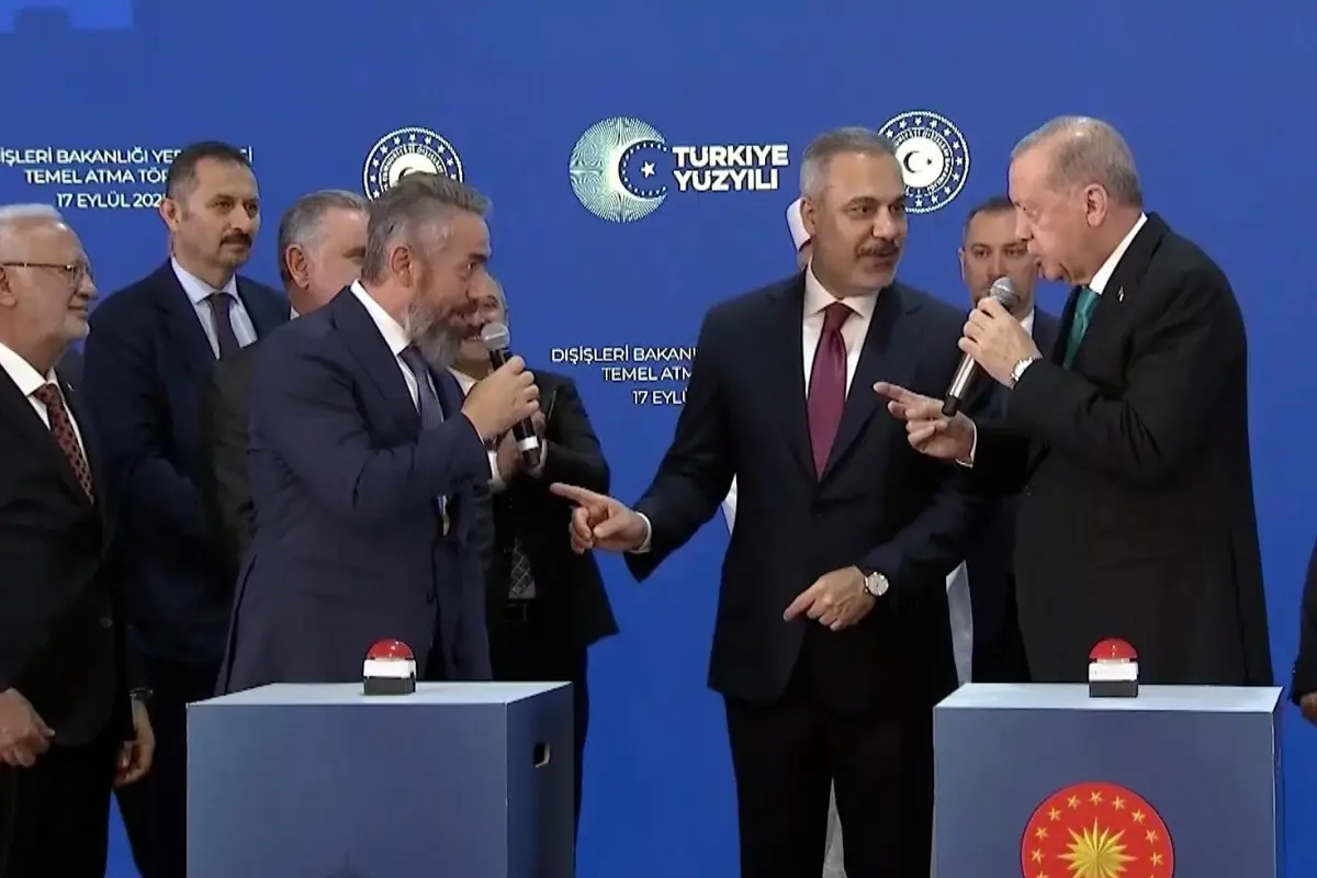 Cumhurbaşkanı Erdoğan'ın temel atma töreninde firma yetkilisini terlettiği anlar