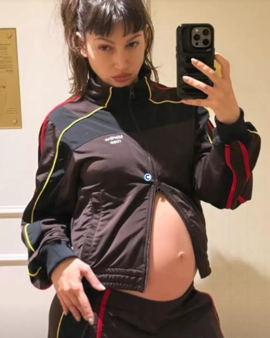 The star of La Casa de Papel, preparing to become a mother, shares a photo with her baby bump
