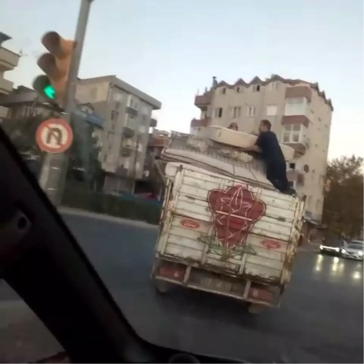 Eşya Yüklü Kamyonun Üzerinde Tehlikeli Yolculuk