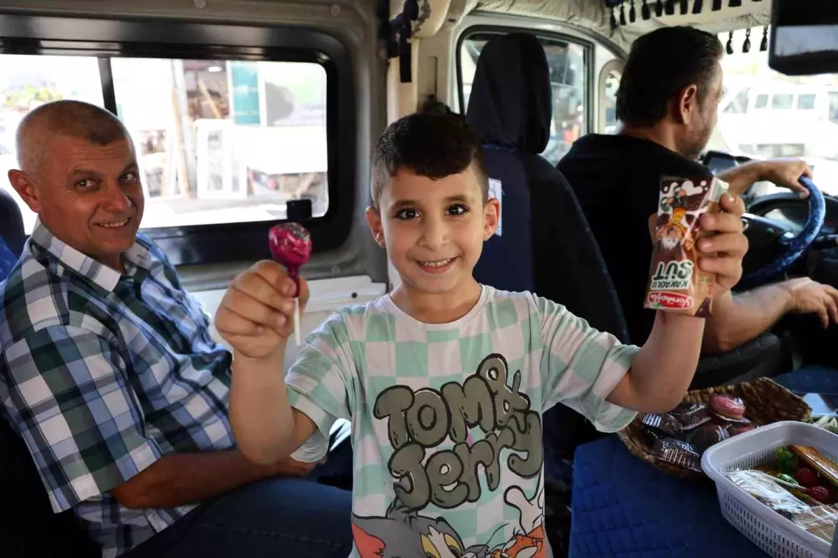 Adana'da Dolmuş Şoförü, Hayır İçin Çocuklara İkramda Bulunuyor