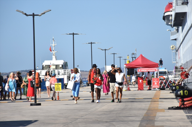 The giant ship anchored in Bodrum, hundreds of tourists flooded into the district