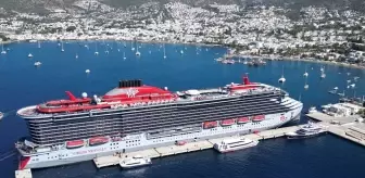 Dev gemi Bodrum'a demir attı, yüzlerce turist sel oldu ilçeye aktı