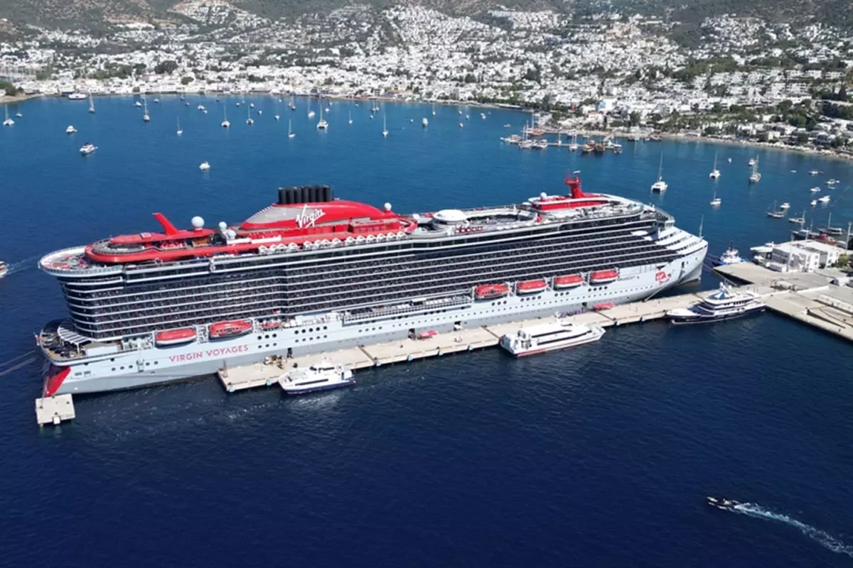 Dev gemi Bodrum'a demir attı, yüzlerce turist sel oldu ilçeye aktı
