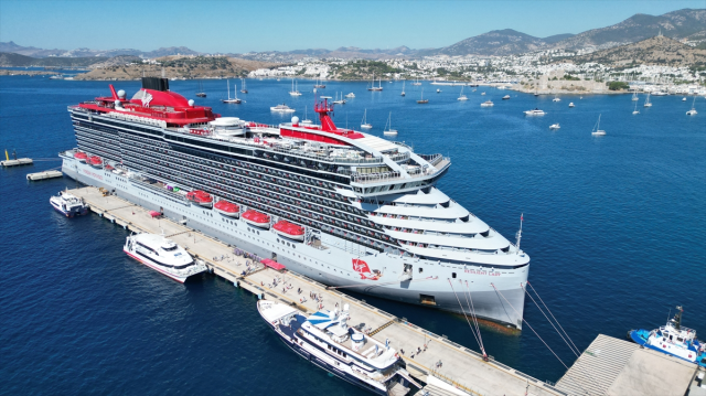 The giant ship anchored in Bodrum, hundreds of tourists flooded into the district