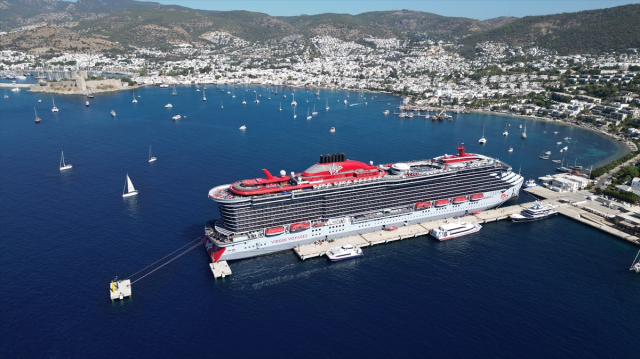 The giant ship anchored in Bodrum, hundreds of tourists flooded into the district