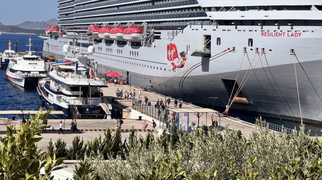 The giant ship anchored in Bodrum, hundreds of tourists flooded into the district