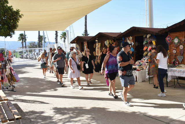 The giant ship anchored in Bodrum, hundreds of tourists flooded into the district