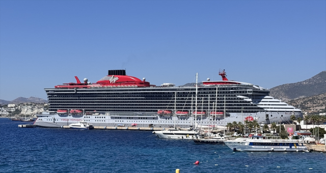 The giant ship anchored in Bodrum, hundreds of tourists flooded into the district