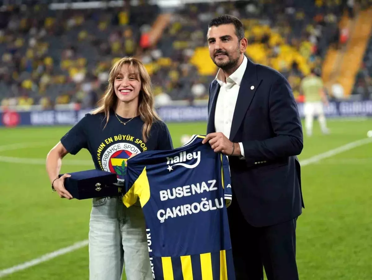 Dünya Boks Şampiyonası'nda Madalya Kazanan Boksörlere Fenerbahçe'den Plaket