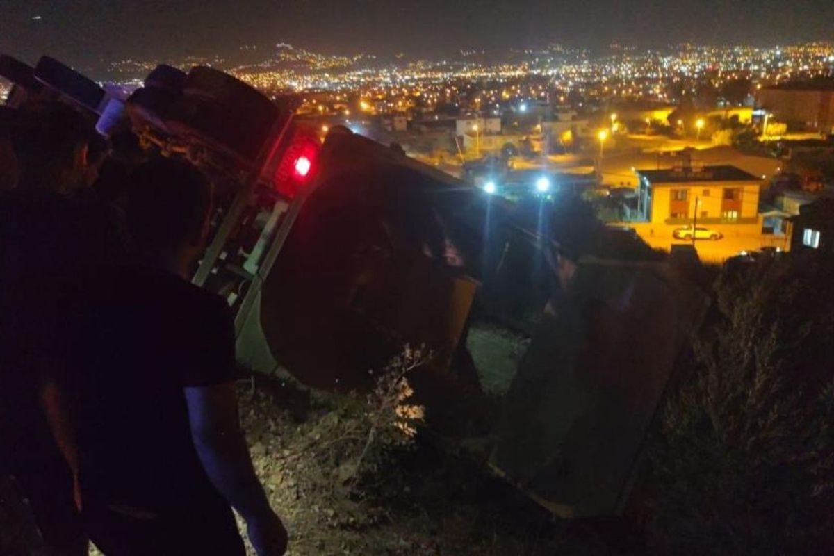Freni patlayan kamyon devrildi, sürücü kayboldu