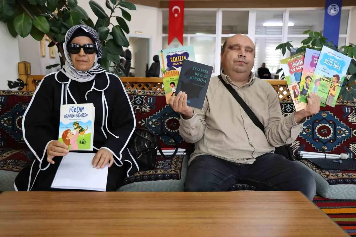 Görme Engelli Öğretmenin Eşi İlk Kitabını Çıkardı