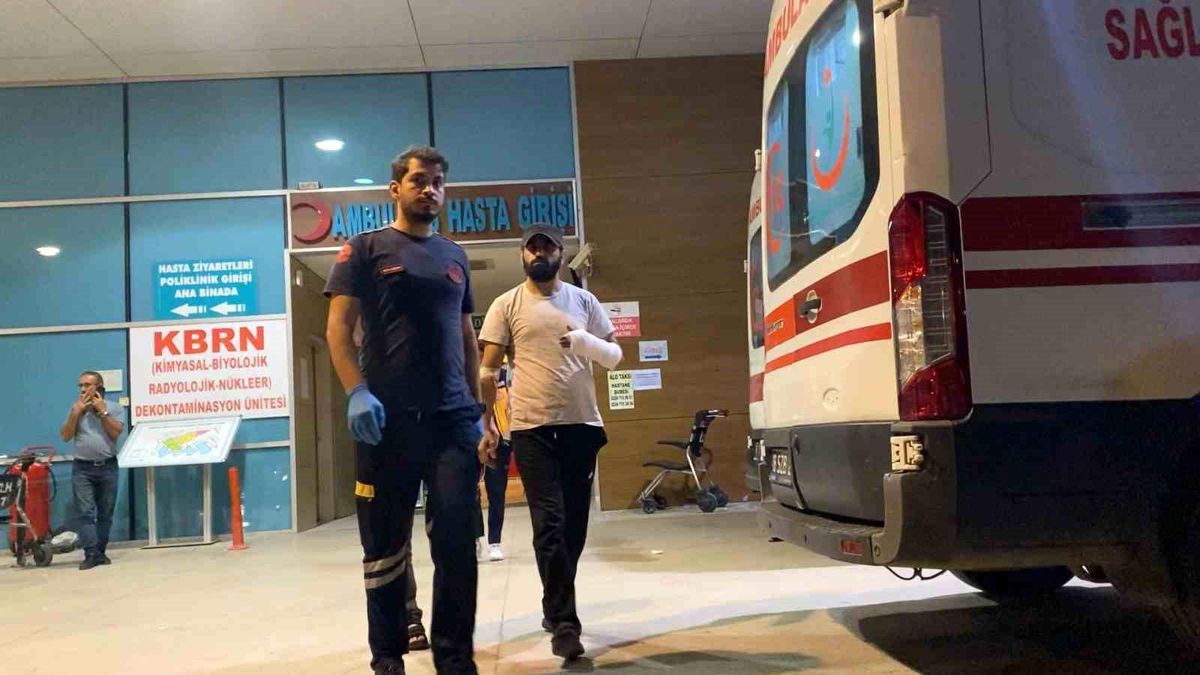 Çamaşır Makinesi Bacağını Kesmeye Çalışan Genç Elinden Yaralandı