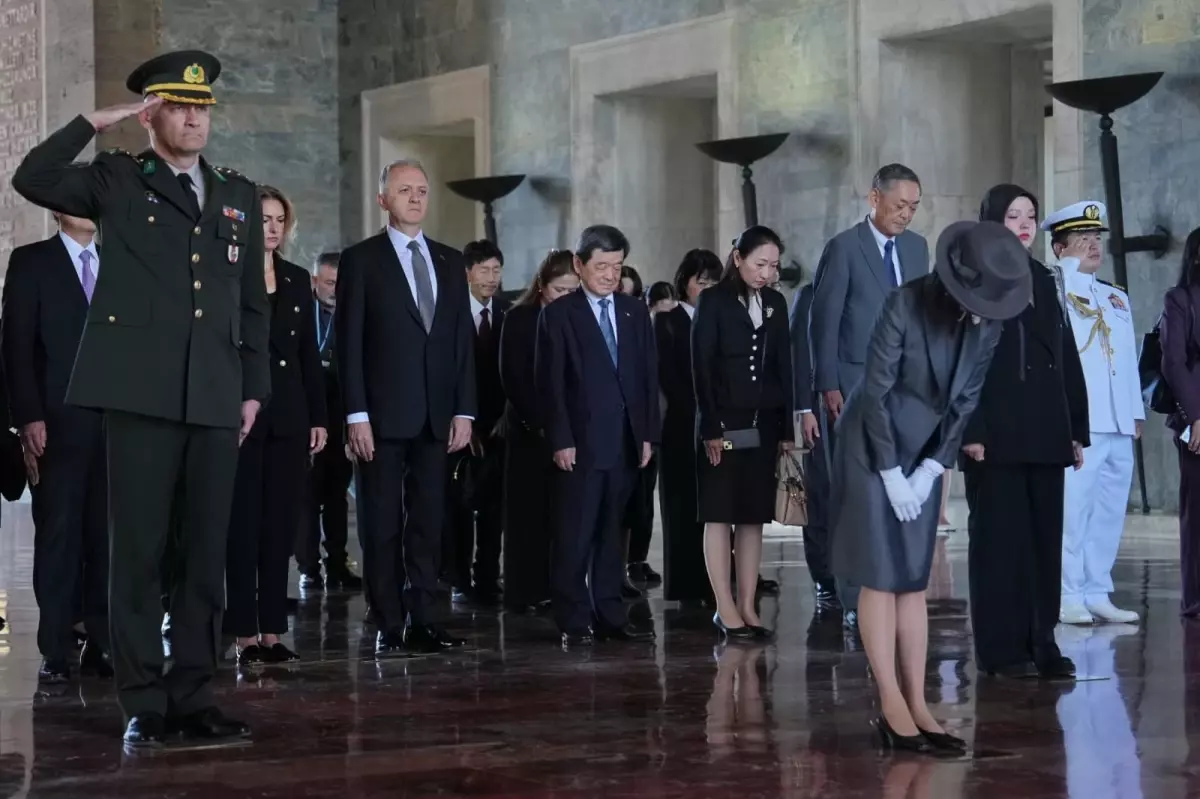 Japonya Prensesi Akiko Mikasa Anıtkabir'i Ziyaret Etti