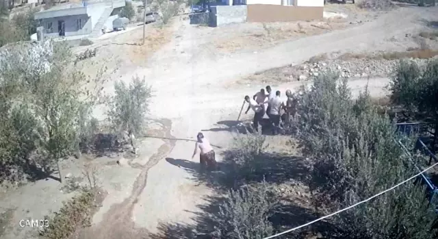 They tried to crush his head with a stone, his wife intervened without thinking