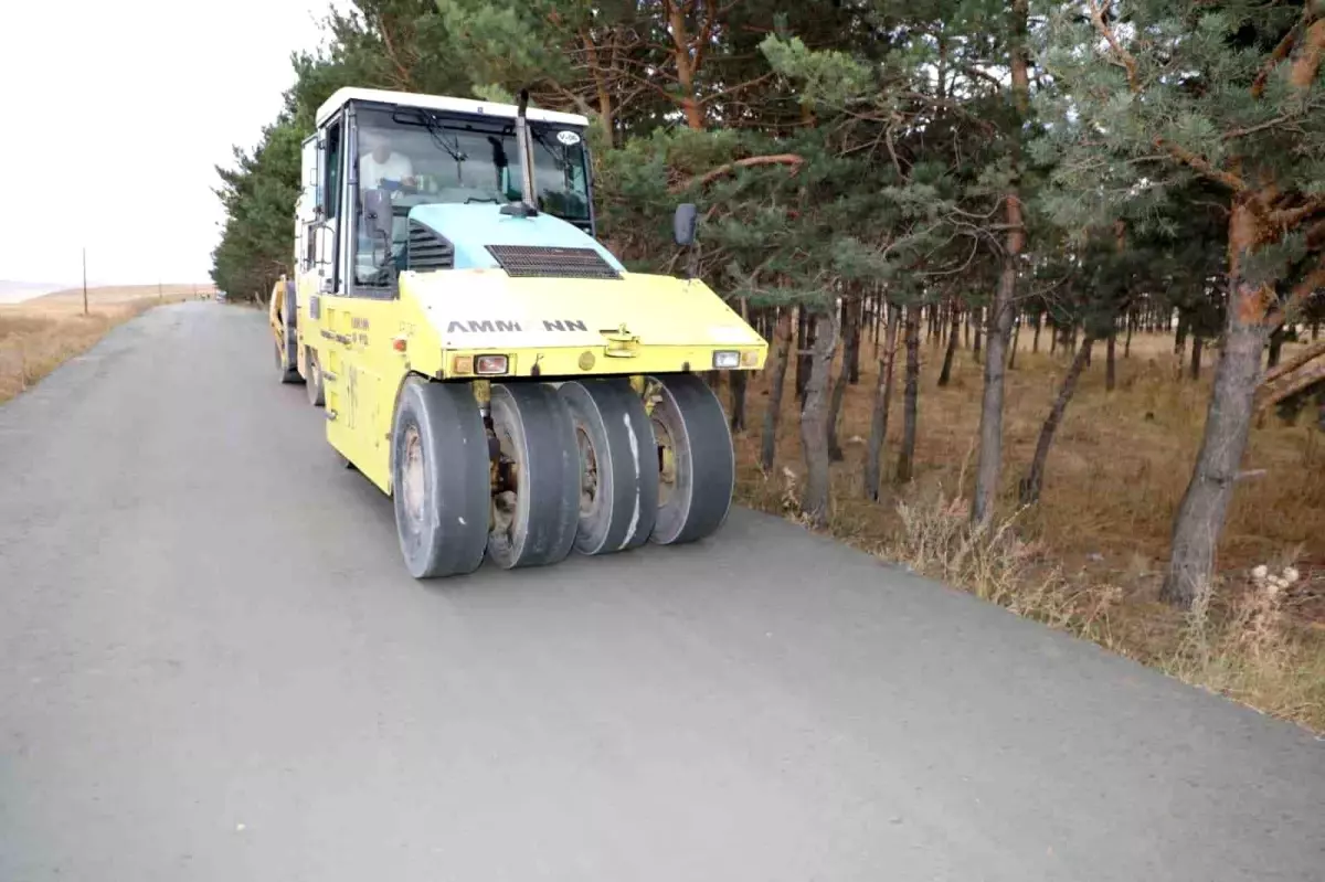 Kars'ta Köy Yollarına Beton Asfalt Çalışmaları Devam Ediyor