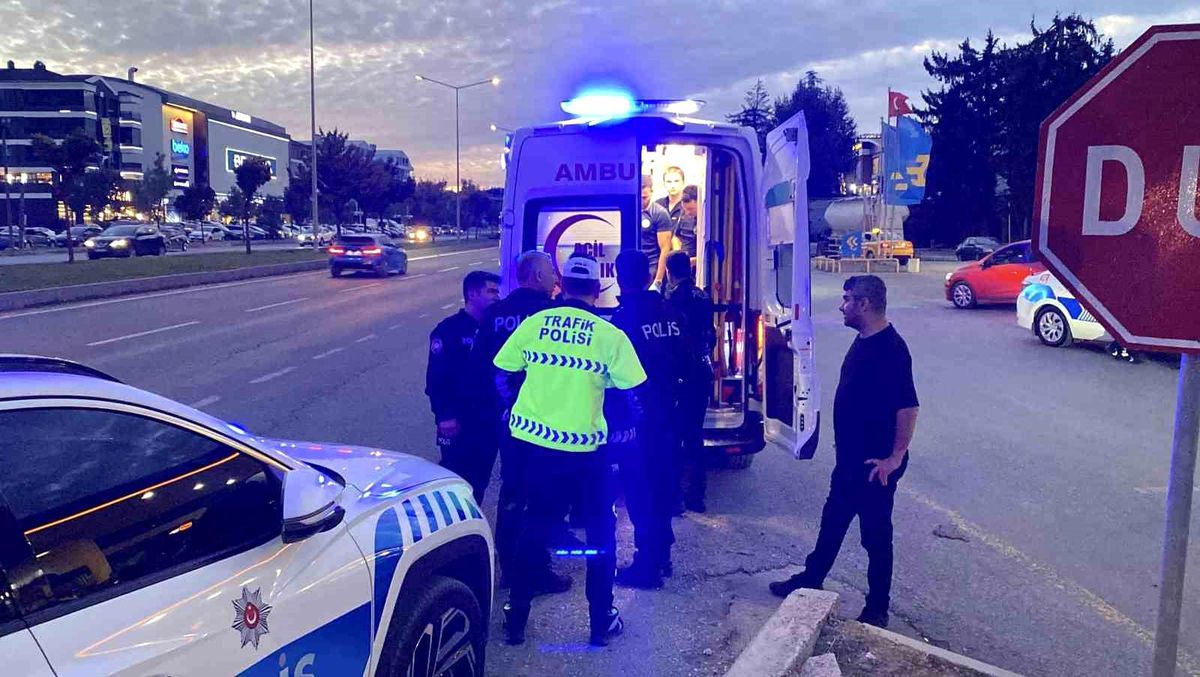 Bolu'da Köprüde Kendine Zarar Veren Genç İkna Edilerek Hastaneye Kaldırıldı