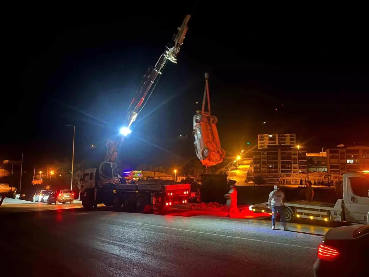 Adıyaman'da Otomobil Şarampole Yuvarlandı: 2 Yaralı