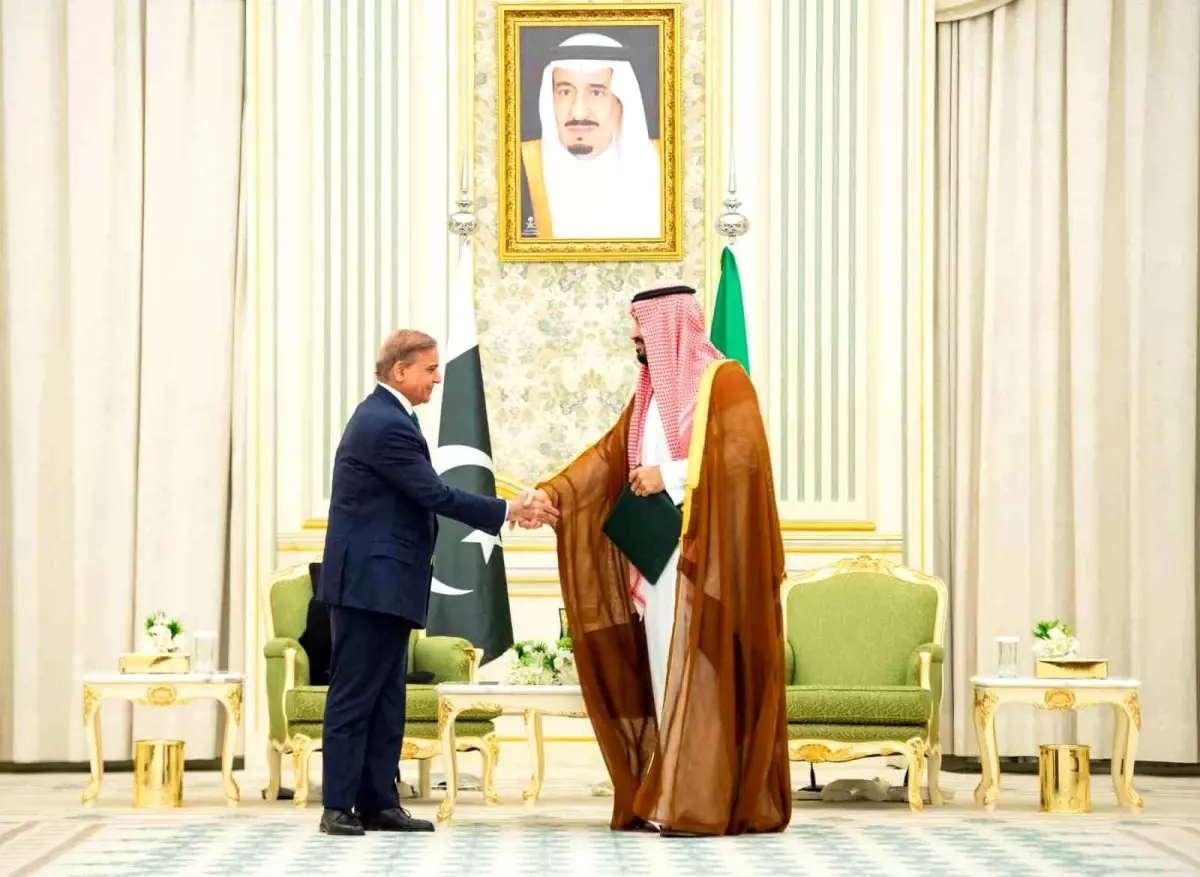 Pakistan ve Suudi Arabistan'dan Stratejik Savunma Anlaşması