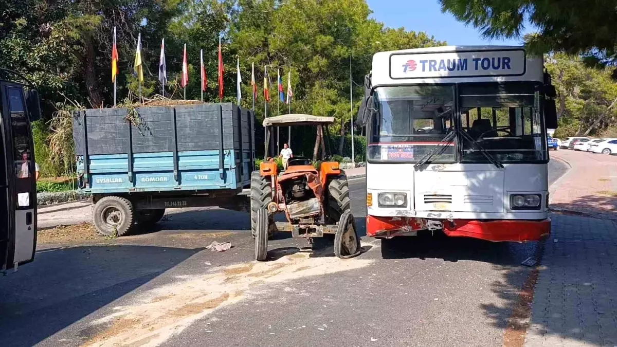Manavgat'ta Otobüs ile Traktör Çarpıştı: 2 Yaralı
