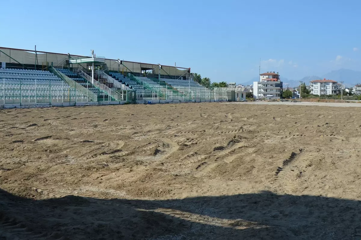 Stadyumdaki tadilat çalışması durdu! Taraftarlar tepkili