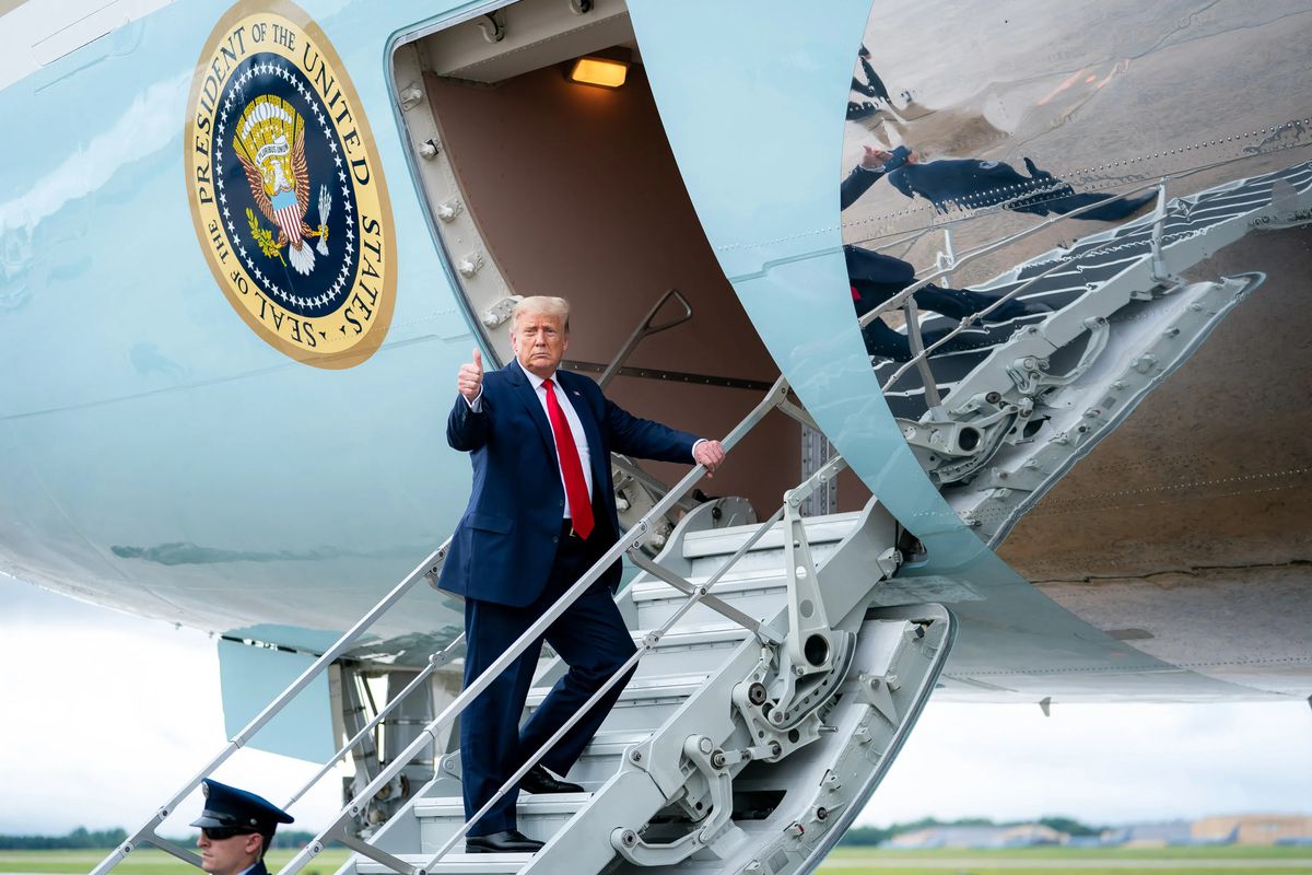 Trump'ın Uçağı ile Yolcu Uçağı Çarpışma Tehlikesi Geçirdi