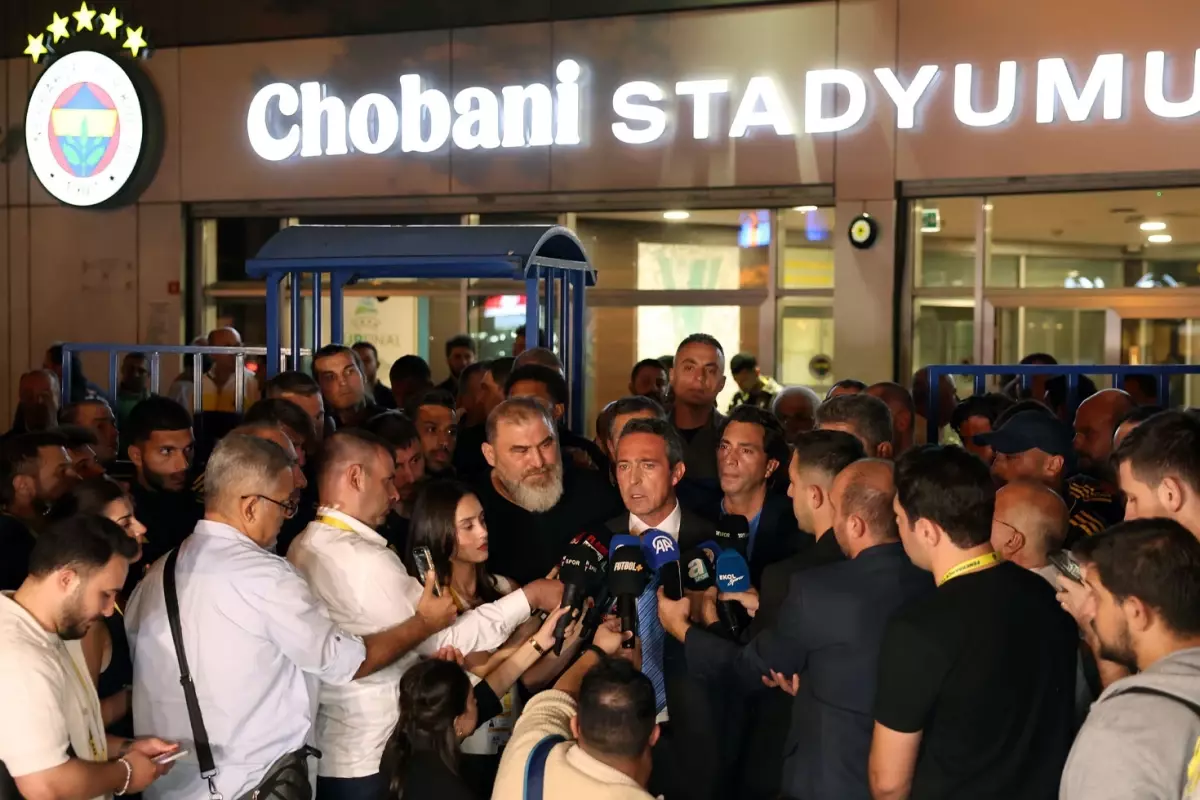 Ali Koç maç sonu çıldırdı! Futbolcuları yanına alıp 'Buraya gelemez, binlerce kişi sahaya iner' dedi