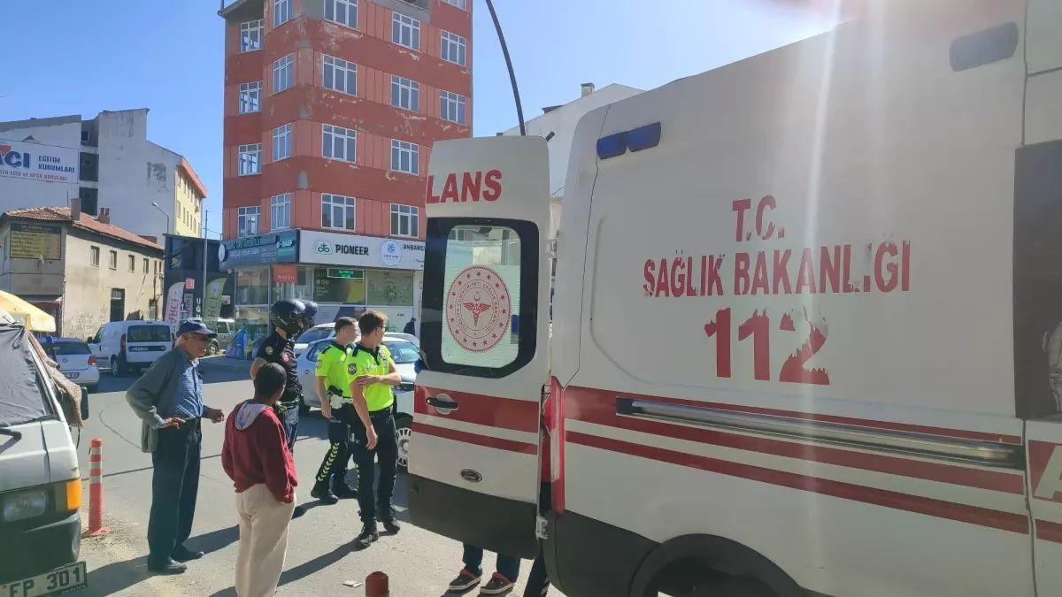 Alkollü Sürücü Minibüse Tekme Atmaya Çalışırken Düşerek Yaralandı