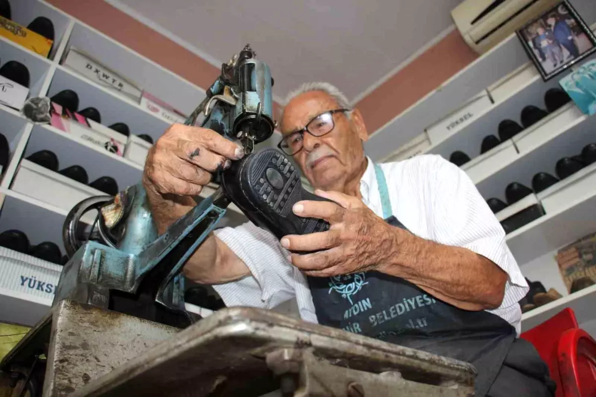 88 Yaşındaki Nail Usta, 75 Yıldır Ayakkabı Tamirciliği Yapıyor
