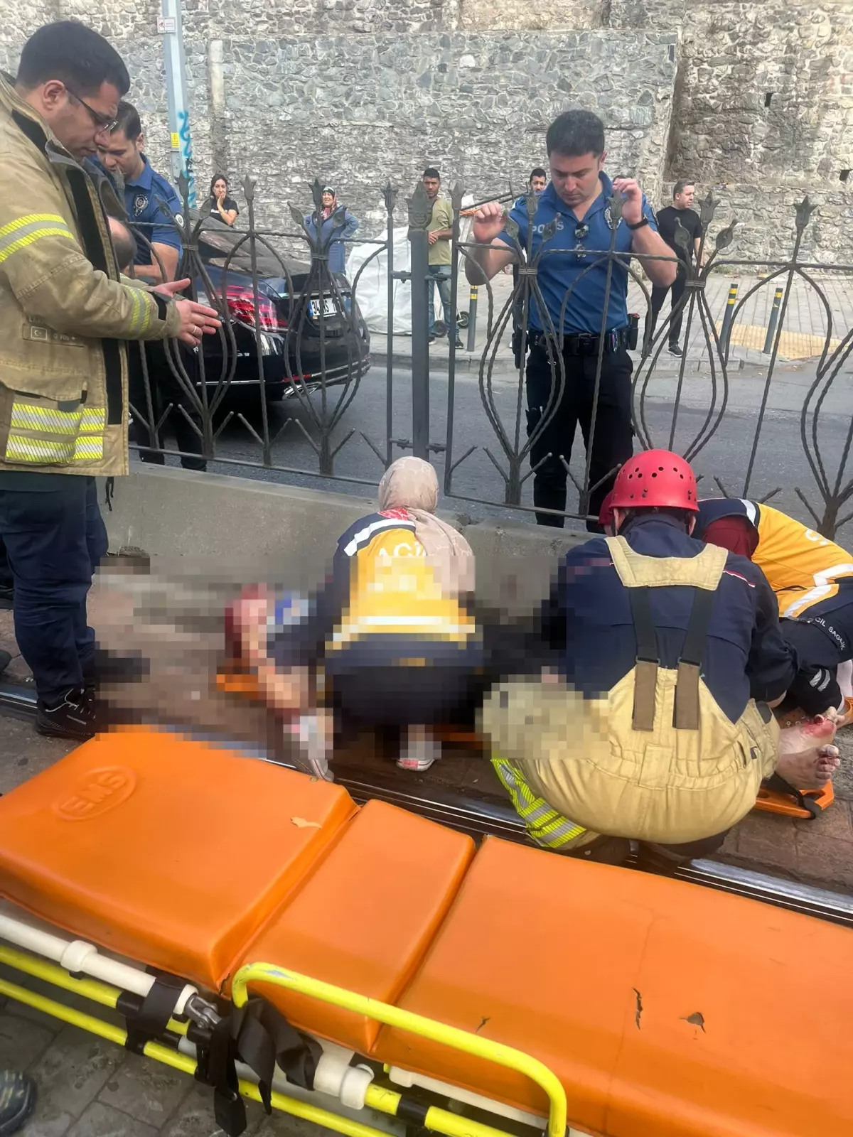 Beyoğlu'nda Tramvay Kazası: Yaya Hastaneye Kaldırıldı