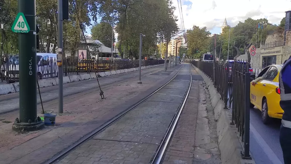 Tophane'de Tramvay Kazası: Yaya Hastaneye Kaldırıldı