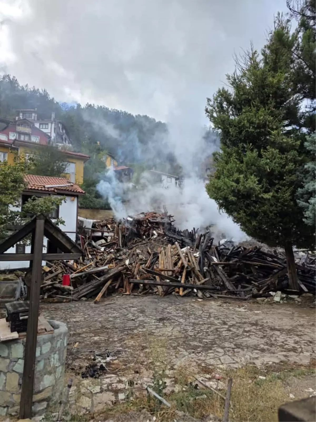 Bolu'da tarihi konak yandı (2)