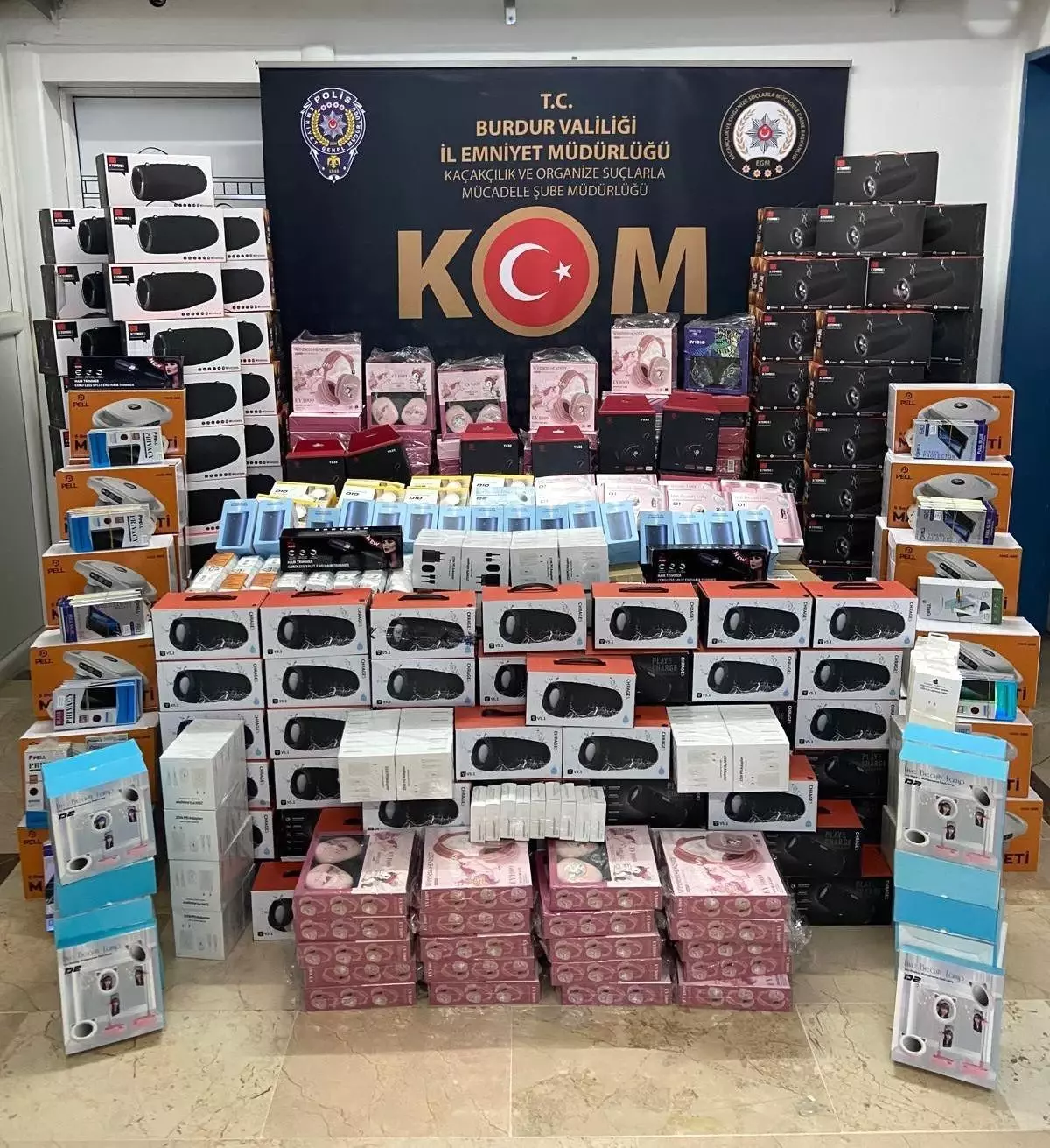 Burdur'da Kaçak Telefon Aksesuarlarına Yönelik Operasyon: 8 Bin 68 Adet Emtia Ele Geçirildi