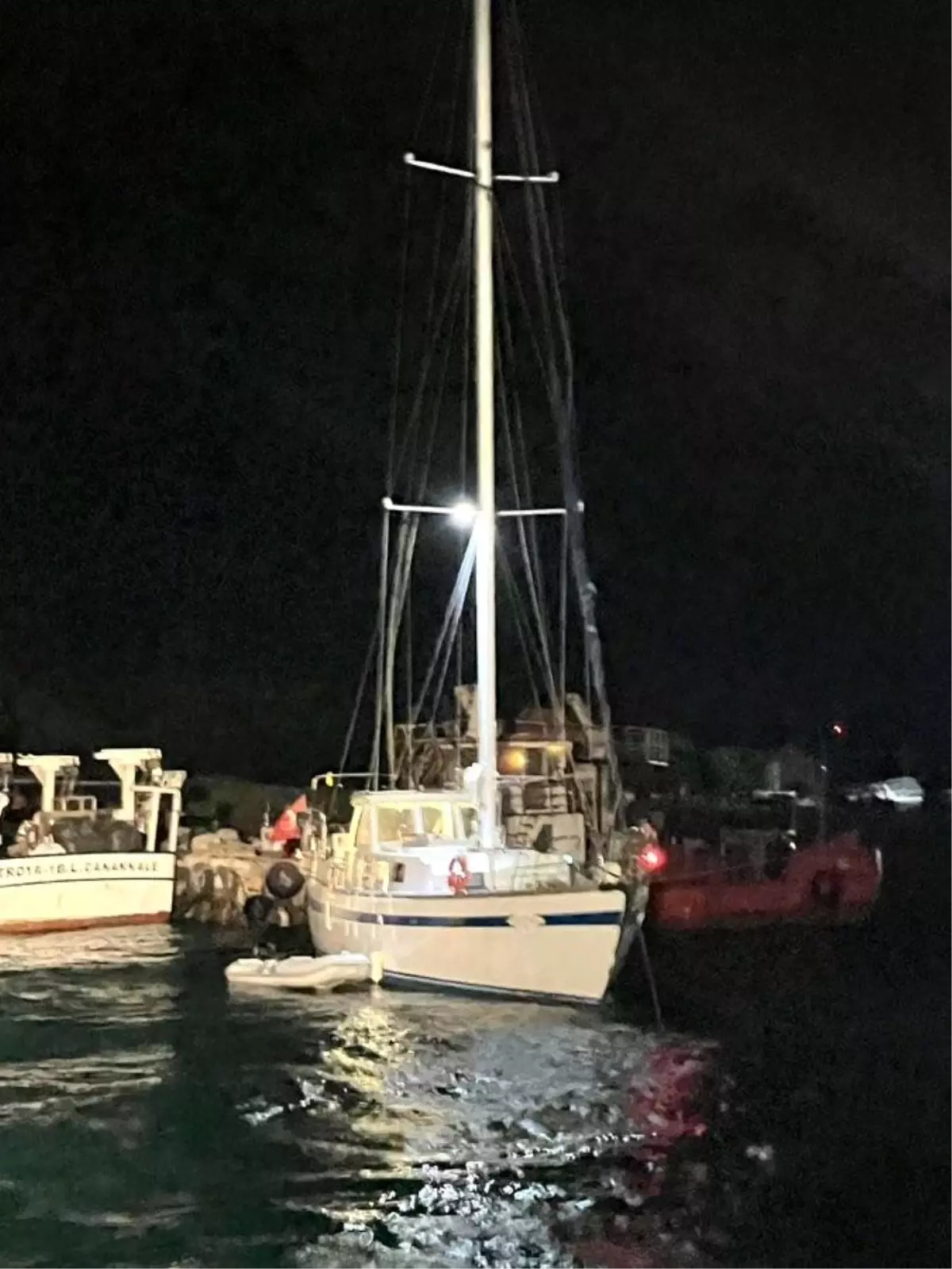 Çanakkale Boğazı'nda Makine Arızası Yapan Tekne Kurtarıldı
