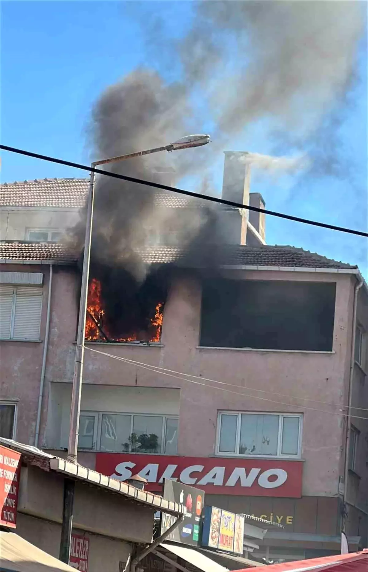 Çanakkale'de 3 Katlı Binada Yangın: Ev Kullanılamaz Hale Geldi
