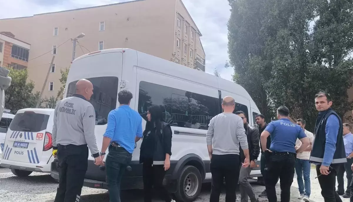 Kars'ta Koruma Altına Alınan Çocukları Alma İşlemi Sırasında Taşlı Saldırı