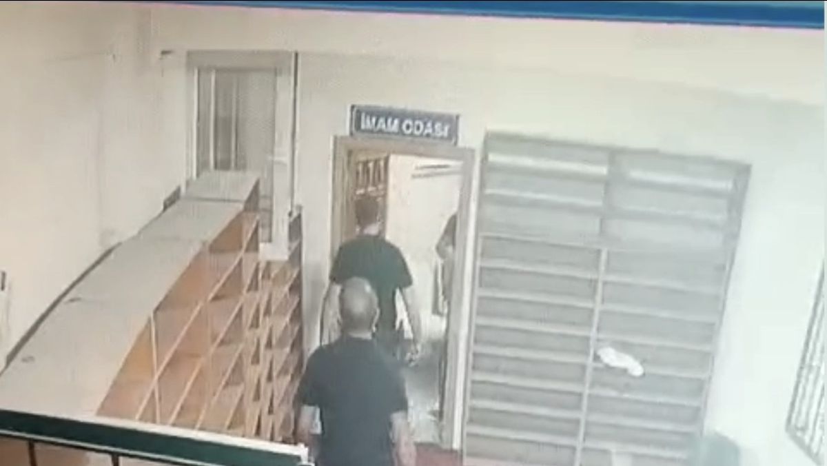 Esenyurt'ta Gözaltı Operasyonunda İmamla Polis Arasında Tartışma