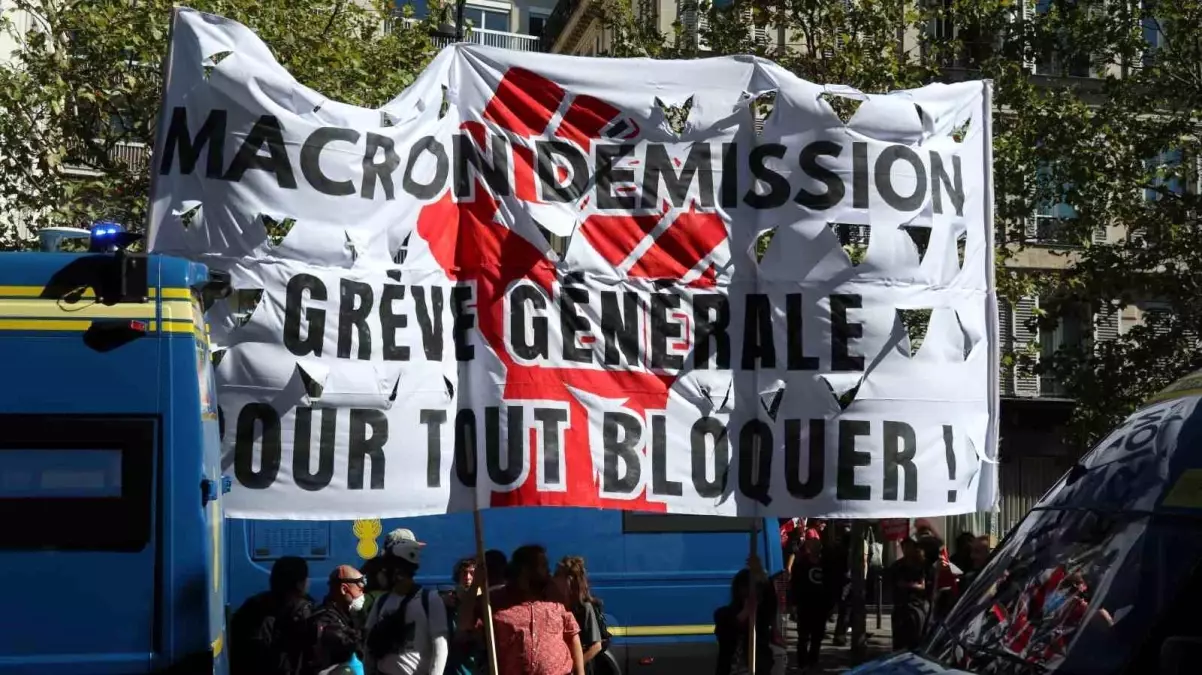 Fransa'da Bütçe Kesintileri Protesto Ediliyor: 110 Gözaltı