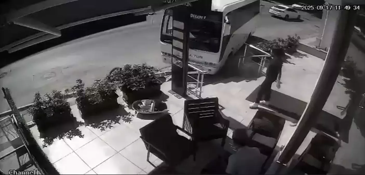 Denizli'de Freni Boşalan Midibüs Facianın Eşiğinden Döndü