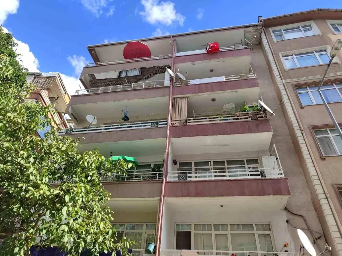 İstanbul'da 5 Katlı Binanın Balkonu Çöktü